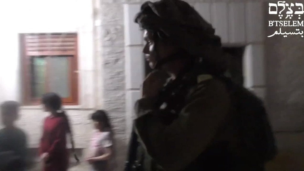תיעוד: לוחמים נכנסים לבית פלסטיני בחברון, מצלמים את המשפחה. על רקע התחקיר על התוכנה לזיהוי פנים שצה"ל עושה בה שימוש