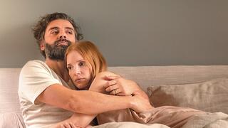 ג'סיקה צ'סטיין ואוסקר איזק כגרושים שלא נפרדים בסדרה "תמונות מחיי נישואין"