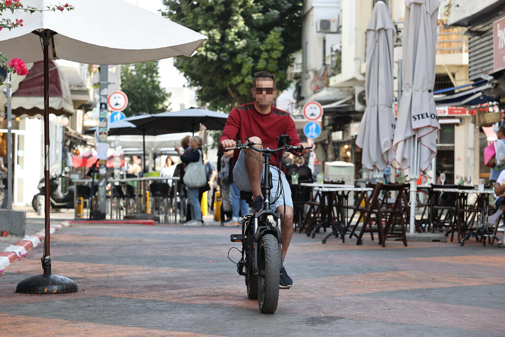 רוכבי אופניים דוהרים על המדרכה בתל אביב