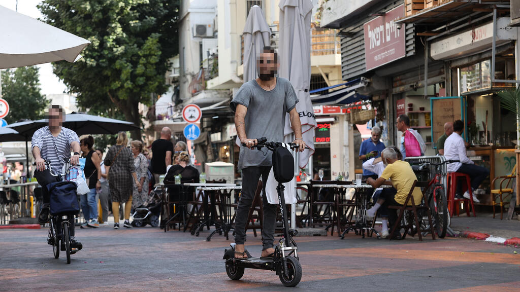 רוכבי אופניים דוהרים על המדרכה בתל אביב