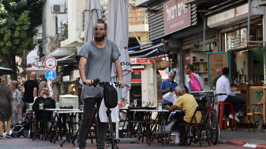 רוכבי אופניים דוהרים על המדרכה בתל אביב