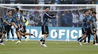 ליאו מסי ושחקני ארגנטינה בחימום