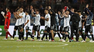 שחקני ארגנטינה מודים לקהל בסיום