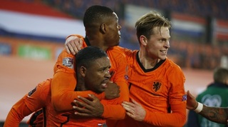 פרנקי דה יונג חוגג עם שחקני נבחרת הולנד