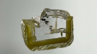 הכתמים האפורים הזעירים של המינרל בתוך היהלום שנמצא בבוטסואנה