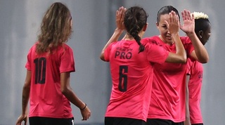 שחקניות קריית גת חוגגות עם ג'ני אמבלק