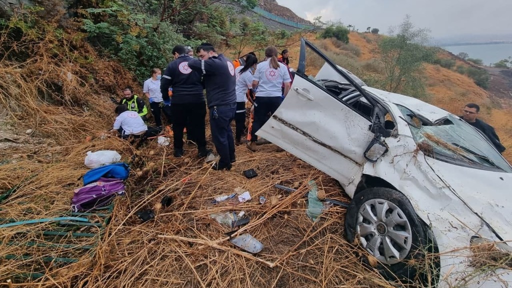 Упавшая в обрыв машина (Фото: МАДА) החליקו בכביש: שתי מכוניות התהפכו לתוך ואדי בטבריה, 9 נפצעו קל-בינוני