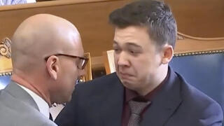  קייל ריטנהאוס הנאשם ברצח מפגינים בוויסקונסין זוכה בבית המשפט