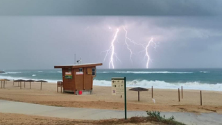 סופת ברקים בגן הלאומי חוף פלמחים