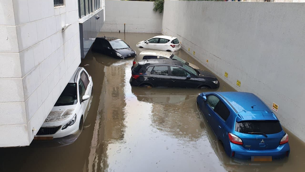 רכבים שוקעים בחניון מוצף בנתניה