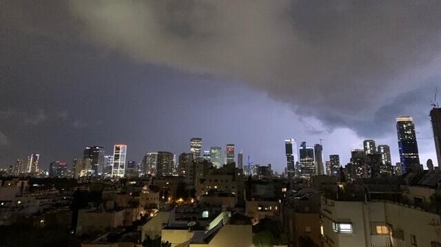 ברקים בשמי תל אביב