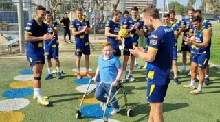 שחקני מכבי ת"א עם הילד, ציקי, באימון