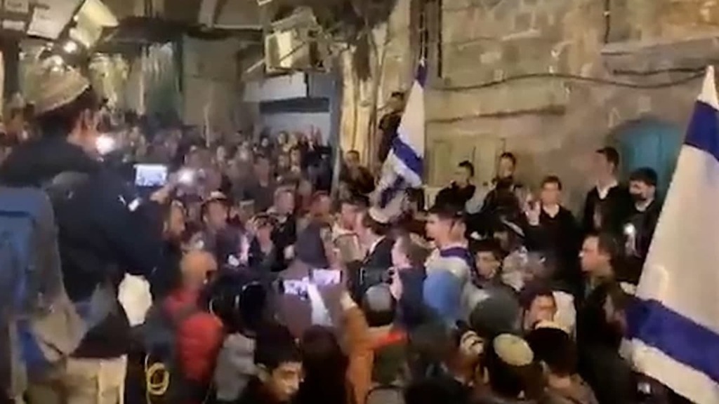 עשרות הגיעו למקום הפיגוע בעיר העתיקה בו נרצח אלי קיי ז"ל עם דגלי ישראל וקריאות קדיש