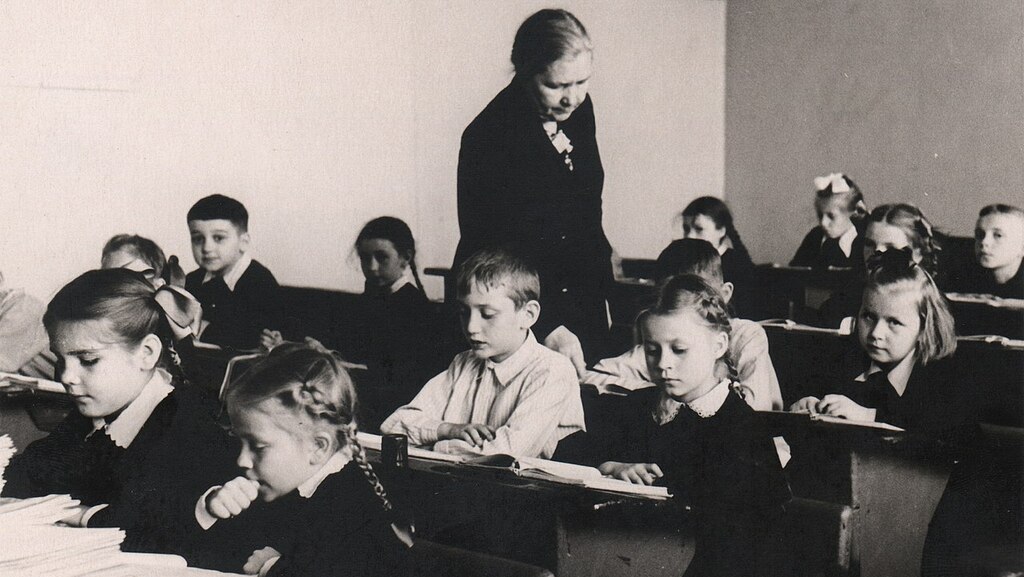 Урок русского языка в 1956 году - по новым правилам (Фото: Википедия) Урок русского языка в 1956 году - по новым правилам