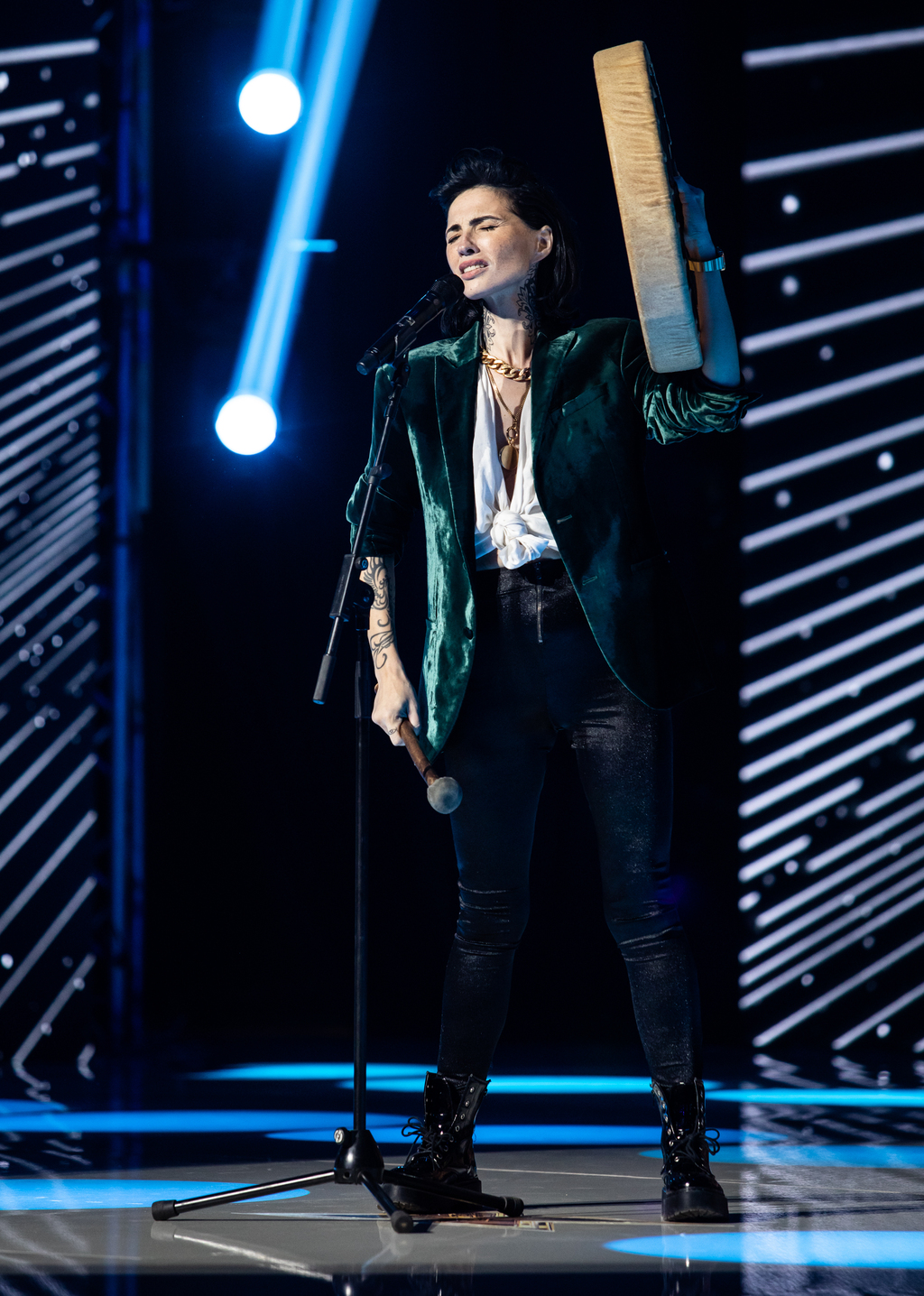 Кама Камилла во время выступления на программе "Х-Фактор на Евровидение".