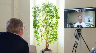 תומאס באך בשיחה עם פנג שוואי