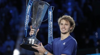 אלכסנדר זברב עם הגביע