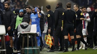 דימיטרי פאייה יורד מהמגרש