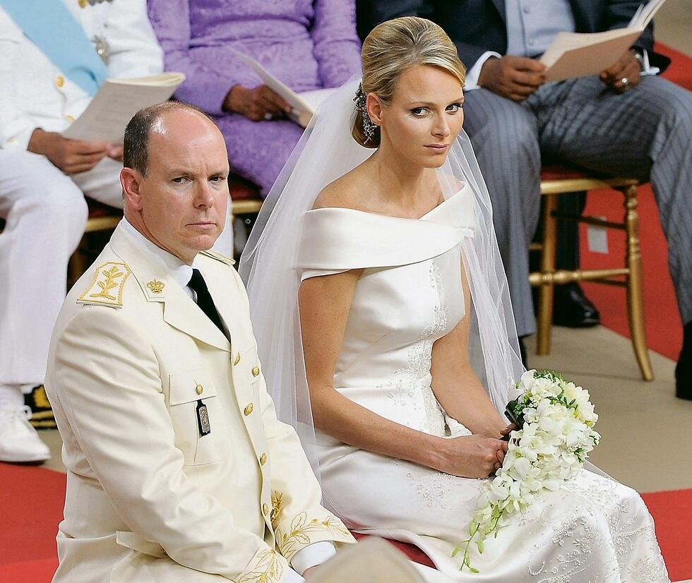 הנסיך אלברט והנסיכה שרלן ויטסטוק בחתונתם. בשידור הישיר נראה הנסיך לוחש לה במבוכה: ''אל תבכי, אל תבכי''