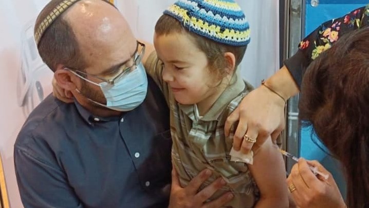 יוסף בן ה-7 מתחסן בקופת חולים כללית בכרמיאל
