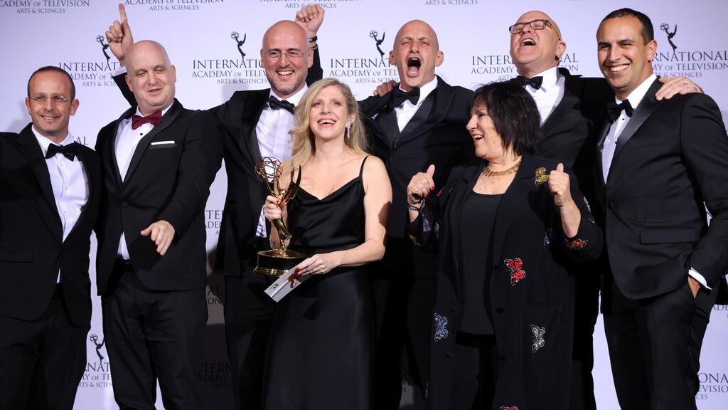 Tehran cast and crew pose during the 49th International Emmy Awards on November 22, 2021 in New York City (Photo: Reuters) יוצרי טהרן עם פרס האמי הבינלאומי