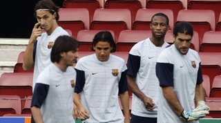 גיא אסולין באימון ברצלונה מ-2009 עם מסי