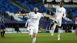 ויניסיוס ג'וניור חוגג עם קארים בנזמה