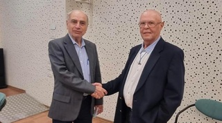 מימין היו"ר החדש מר אלי בירנבאום עם היו"ר היוצא ד"ר שוקי דקל  (מערכת ONE)