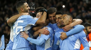 שחקני מנצ'סטר סיטי חוגגים עם גבריאל ז'זוס