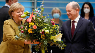 אולף שולץ מעניק זר פרחים ל אנגלה מרקל בישיבת הממשלה גרמניה