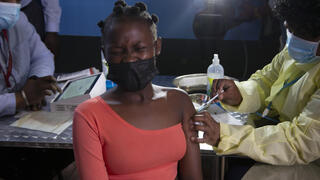 מחסנים חיסון נגד קורונה בעיירה ליד יוהנסבורג ב דרום אפריקה ב-21 באוקטובר
