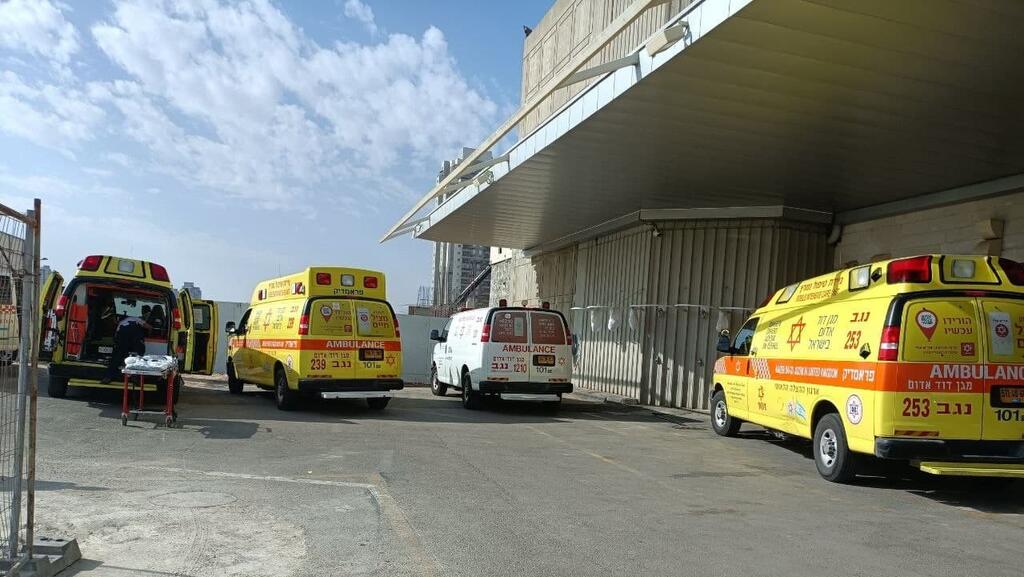 הפצועים קשה מהדקירות ברהט מובלים לטיפול בבית חולים סורוקה