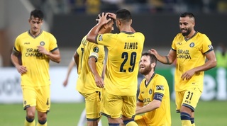 שחקני מכבי ת"א חוגגים עם מתן חוזז