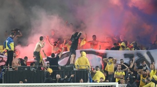 אוהדי מכבי תל אביב בצל האבוקות