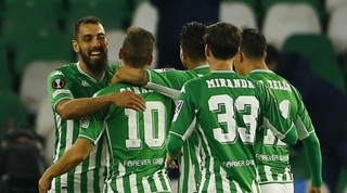 שחקני בטיס חוגגים