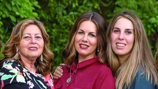 שלושה דורות: מירי שניאורסון (באמצע) עם בתה, אסתי פרוס, ואמה, חיה ליפסקר 