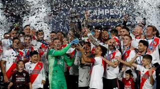 שחקני ריבר פלייט חוגגים אליפות