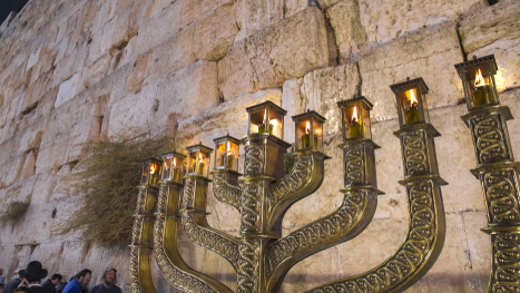 Гигантская ханукия около Стены плача в Иерусалиме 