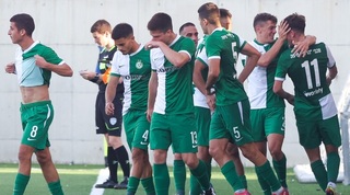 שחקני מכבי חיפה חוגגים עם ספיר רזון