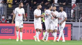 שחקני בני סכנין חוגגים עם גיא מלמד