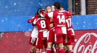 שחקני סלטה חוגגים בשלג