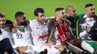 שחקני בני סכנין חוגגים עם הקהל