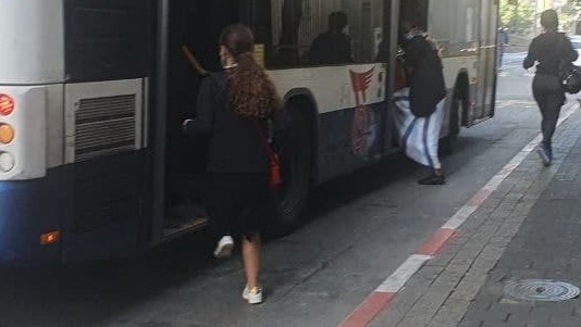 קו 16 בורח לנוסעים שרצים אחריו בתחנה המרכזית בתל אביב