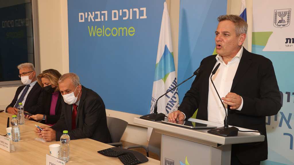 בכירי משרד הבריאות במסיבת עיתונאים בעקבות גילוי זן הקורונה החדש אומיקרון בישראל