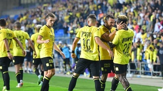 שחקני מכבי נתניה חוגגים