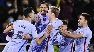 שחקני ברצלונה חוגגים עם פרנקי דה יונג