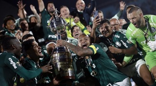 שחקני פלמיירס עם גביע הליברטדורס