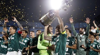 שחקני פלמיירס עם הגביע