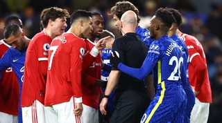 שחקני צ'לסי ויונייטד מקיפים את השופט