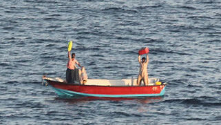 מלחים איראנים מ איראן שחולצו ב מפרץ עומאן אחרי שמונה ימים על ידי הצי האמריקני ארה"ב